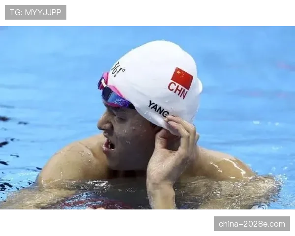 丁霞训练完直接瘫地上啃香蕉，这自律狠人连吃个水果都像在补给弹药