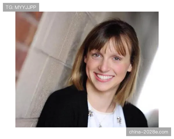 刚看到凯蒂·莱德基从训练馆出来，拎的包像能装下我一个月工资