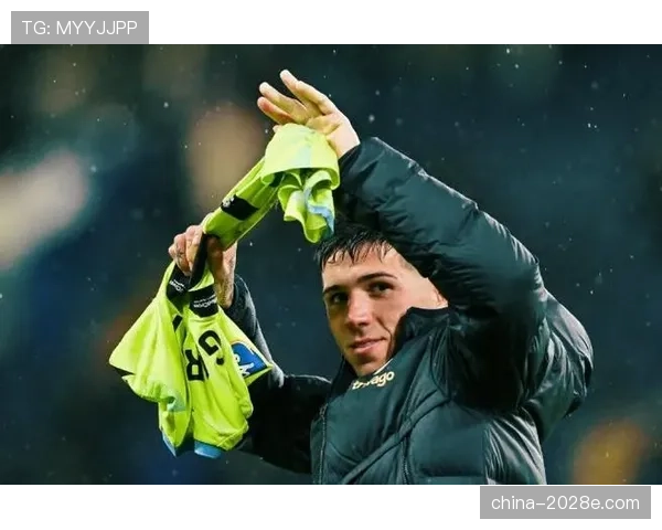 恩佐·费尔南德斯一条围巾的价钱能让我请半个月外卖，我笑不出来