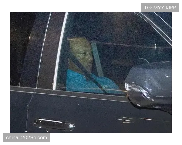 泰格伍兹开着百万豪车，刚下场就跟隔壁大爷遛狗一样淡定，你说这气场谁顶得住？